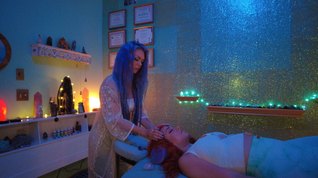 Sdar Lotus giving a Reiki healing session